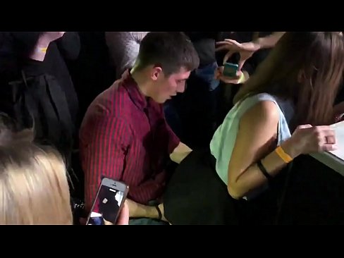 ❤️ Sexo real numa discoteca russa. Rapariga russa de 18 anos no ânus e vagina fodida numa discoteca ️ Sexo vídeo em pt.porno-filmy.ru ❌