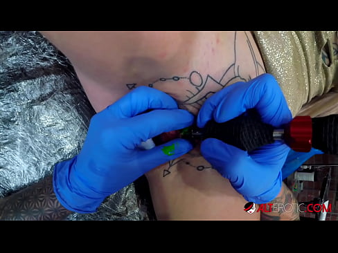 ❤️ Extremamente tatuada, a brasa Sully Savage fez uma tatuagem no seu clítoris ️ Sexo vídeo em pt.porno-filmy.ru ❌